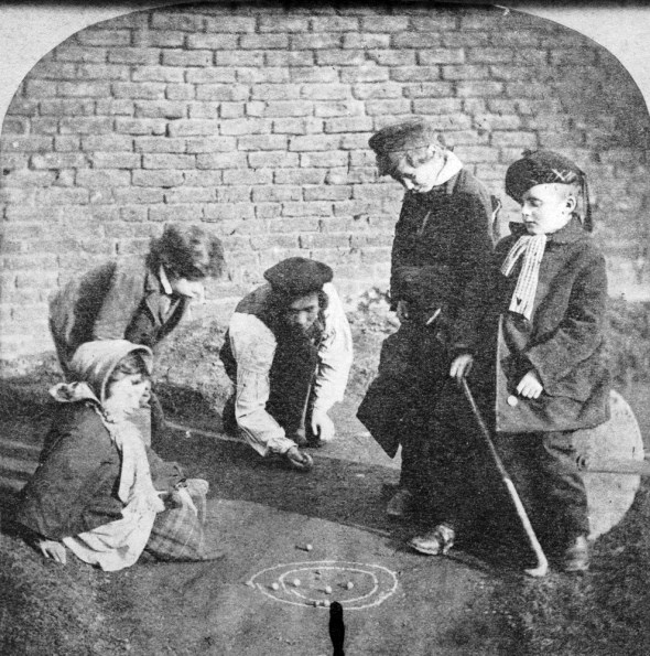 1855: Όμάδα παιδιών παίζει βόλους.