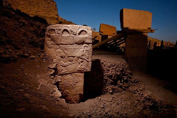 Στο Γκόμπεκλι Τεπέ βρέθηκαν προϊστορικοί ναοί της νεολιθικής εποχής. Οι πέτρες είναι 5.500 χρόνια αρχαιότερες από τις πρώτες πόλεις της Μεσοποταμίας και 7.000 χρόνια αρχαιότερες από το Στόουνχετζ