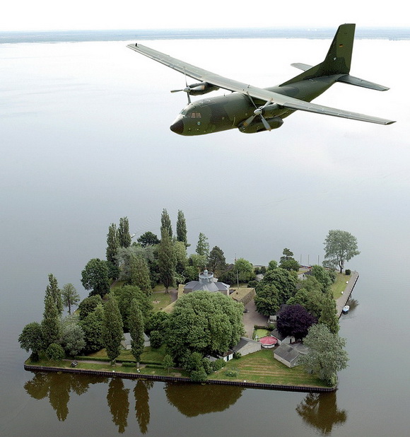 Überflug einer C-160 D Transall ( Transportflugzeug ) über die Insel Wilhelmstein im Steinhuder Meer. 4516383