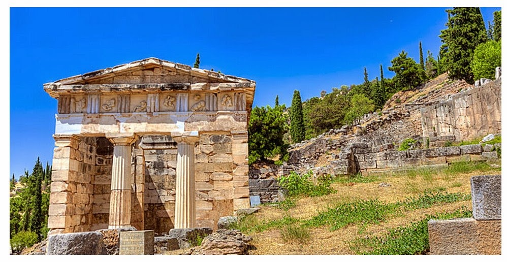Ο θησαυρός των Αθηναίων στους Δελφούς αποτελούσε ένα από τα εντυπωσιακότερα κτίσματα του ιερού του Απόλλωνα. Ο θησαυρός των Αθηναίων στους Δελφούς όπως είναι σήμερα... 