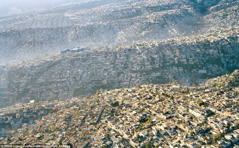 1 - Άποψη από ψηλά της υπερβολικά κατοικημένης μητρόπολης του Μεξικού( με πάνω από 20 εκατομμύρια κατοίκους).