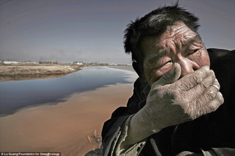 6- Ο απλός βοσκός δεν μπορεί να αντέξει την δυσοσμία  του Κίτρινου Ποταμού στην εσωτερική Μογγολία.