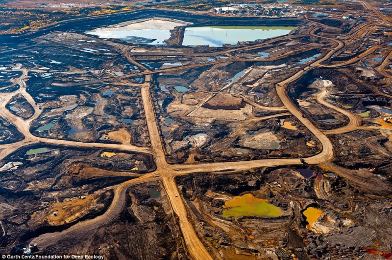 9 - Τα σημάδια που έμειναν από την εξόρυξη άμμου πετρελαίου στην Καναδική επαρχία της Alberta.