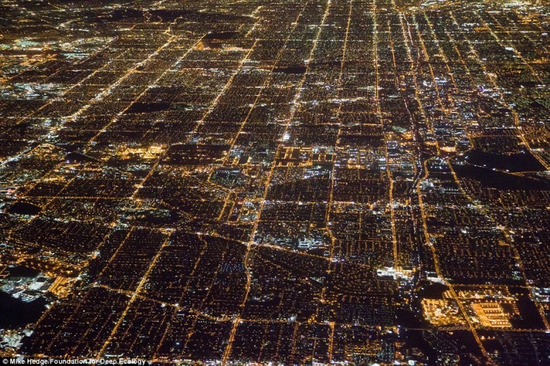 10 - Ένα νυχτερινό υπερθέαμα στο κέντρο του Los Angeles, η κατανάλωση ενέργειας είναι ανυπολόγιστη.
