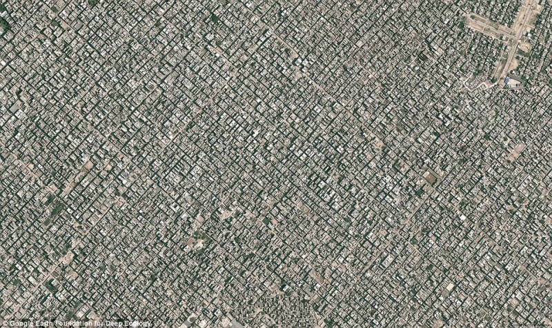 16 - Μια άλλη τεράστια μητρόπολη, το Νέο Δελχί , άποψη από ψηλά ( πάνω από 22 εκατομμύρια κάτοικοι).