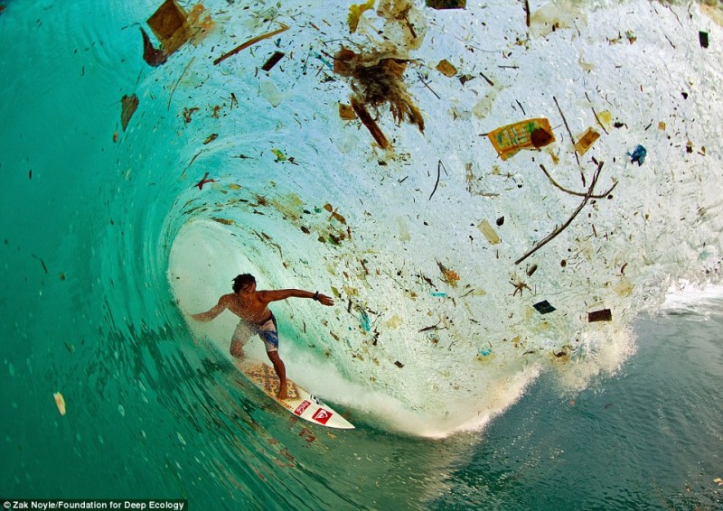 27 - Ο Ινδονήσιος surfer Dede Surinaya πάνω σε κύμα από βρομιές και σκουπίδια (Ιάβα, Ινδονησία).