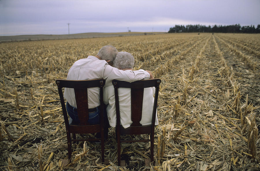 an-elderly-couple-embrace-joel-sartore