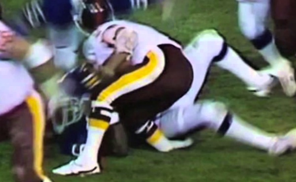 no-one-can-forget-when-lawrence-taylor-try-to-snap-joe-theissmans-leg-off