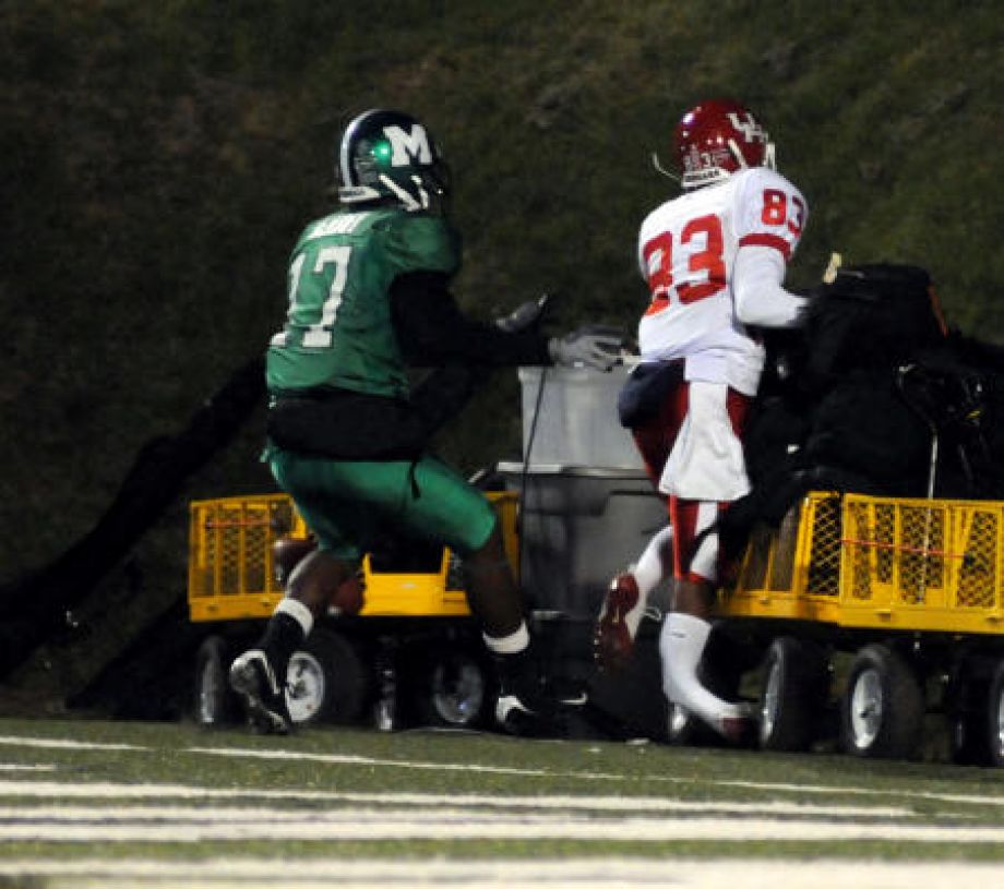 running-at-full-speed-just-caught-an-over-the-shoulder-td-and-thats-a-band-cart-a-couple-of-feet-in-front-of-him-you-can-guess-what-happened-next
