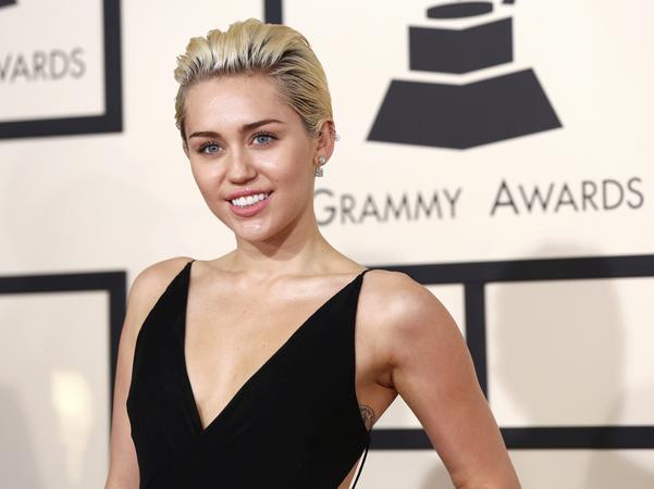 Singer Miley Cyrus arrives at the 57th annual Grammy Awards in Los Angeles, California February 8, 2015.   REUTERS/Mario Anzuoni (UNITED STATES  - Tags: ENTERTAINMENT)   (GRAMMYS-ARRIVALS)