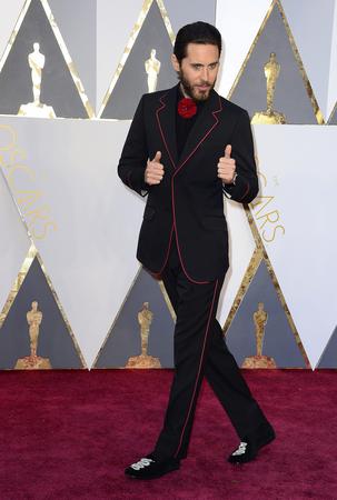 epa05186379 Jared Leto arrives for the 88th annual Academy Awards ceremony at the Dolby Theatre in Hollywood, California, USA, 28 February 2016. The Oscars are presented for outstanding individual or collective efforts in 24 categories in filmmaking.  EPA/MIKE NELSON