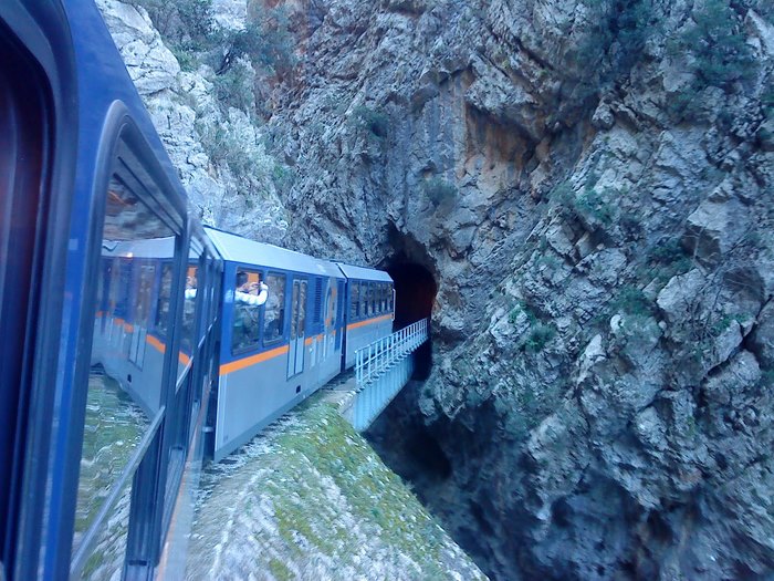 Το υπέροχο Ελληνικό φαράγγι που διασχίζει η θεαματικότερη σιδηροδρομική γραμμή των Βαλκανίων!