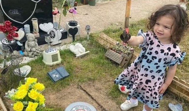 Η μικρούλα Χάρπερ-Μέι στον τάφο του μπαμπά της.